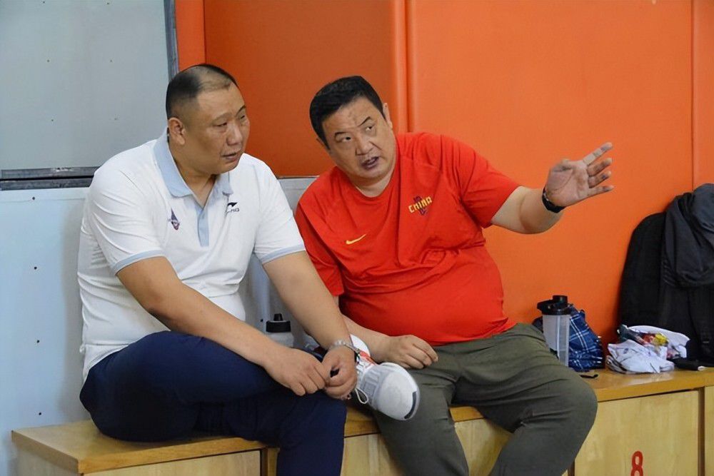 我们对彼此说了什么？没有什么，因为我们之间的关系一直以来都超越了足球，我们之间一个简单的眼神就已经足够了，而这一切都包含在这个拥抱中。